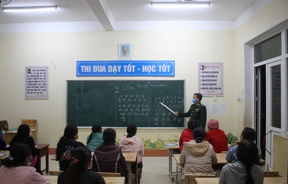 Lớp học xóa mù chữ do Đồn biên phòng Ba Tầng mở tại thôn Prin Thành (xã A Dơi, huyện Hướng Hóa, Quảng Trị)