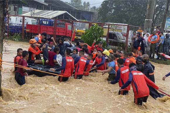 Bão RAI gây ngập lụt nặng ở Philippines. Ảnh: AP