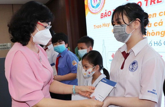 Phó Chủ tịch UBND TPHCM Phan Thị Thắng trao quà  bảo trợ cho trẻ mồ côi do dịch Covid-19