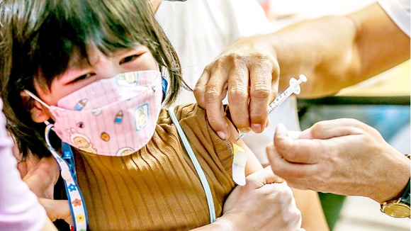 Tiêm vaccine Covid-19 cho trẻ em tại Quezon City, Philippines, ngày 7-2-2022. Ảnh: TTXVN