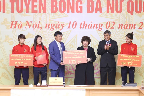 Tập đoàn TH trao tặng đội tuyển bóng đá nữ Việt Nam 1,5 tỷ đồng ảnh 1