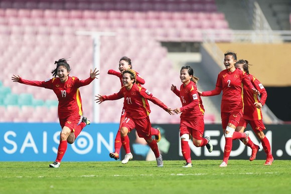 Các tuyển thủ bóng đá nữ Việt Nam vui mừng sau khi đoạt vé  dự vòng chung kết World Cup nữ 2023