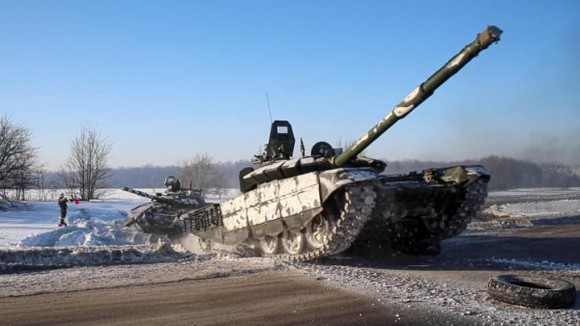 Xe tăng Nga rút về căn cứ thường trực sau tập trận ngày 15-2. Ảnh: AP