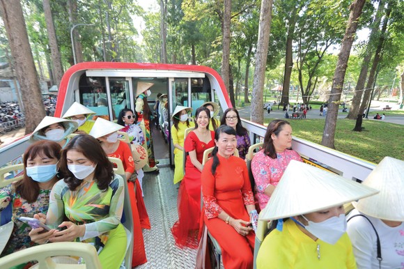 Lễ hội Áo dài TPHCM: Được xây dựng thành sản phẩm du lịch văn hóa mang tầm quốc tế ảnh 1