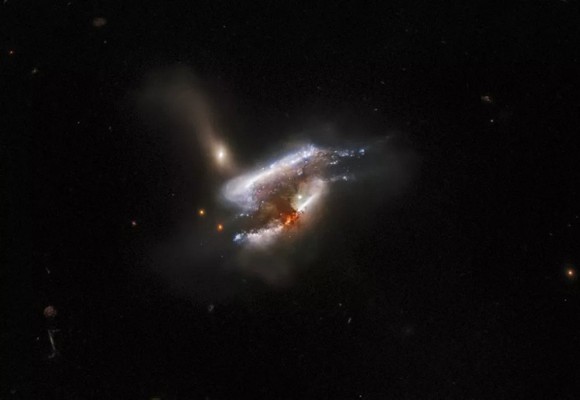 Phát hiện 3 thiên hà nuốt nhau