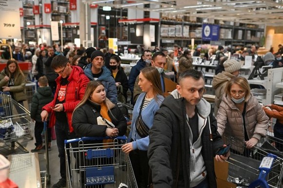 Khách hàng mua sắm tại một cửa hàng IKEA ở Omsk, Nga. Nguồn: REUTERS