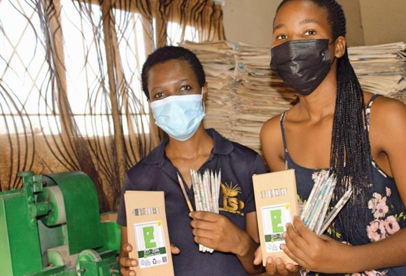 Wada Kealotswe (trái), người sáng lập Eco Zera Pencils, và trợ lý của mình trưng bày các sản phẩm bút chì của họ ở Gaborone, Botswana