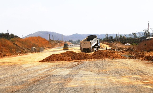Thi công đường cao tốc Bắc - Nam đoạn qua tỉnh Bình Thuận  đang gặp khó vì thiếu vật liệu đất đắp nền