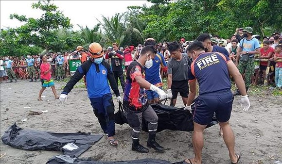 Lượng cứu hộ tìm thấy thêm nhiều thi thể tại ngôi làng Pilar, thị trấn Abuyog, tỉnh Leyte, Philippines. Nguồn: TTXVN  