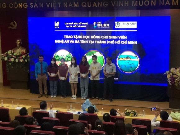 CLB Nhà báo xứ Nghệ tại TPHCM cùng doanh nghiệp trao học bổng cho sinh viên nghèo vượt khó ảnh 1