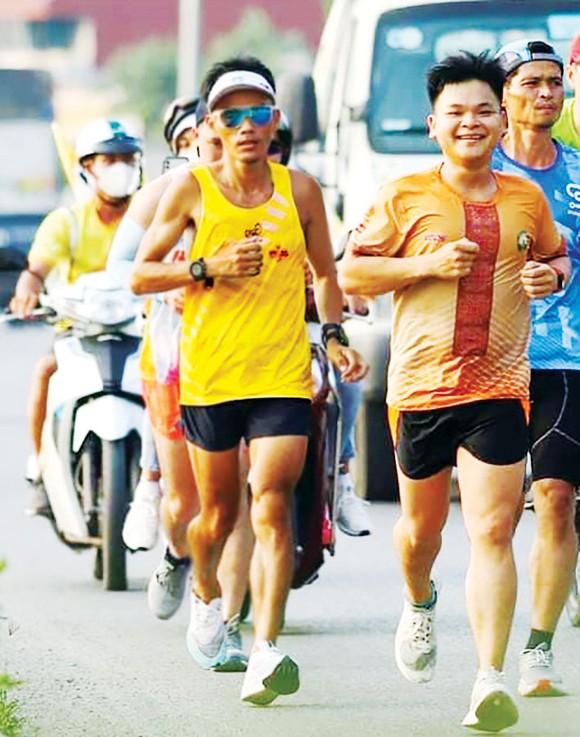 'Dị nhân' marathon Nguyễn Văn Long: 31 ngày chạy bộ xuyên Việt ảnh 1