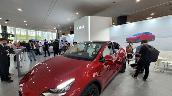 Xe điện Tesla của Mỹ trưng bày tại Triển lãm xe điện quốc tế thường niên  ở Jeju, Hàn Quốc