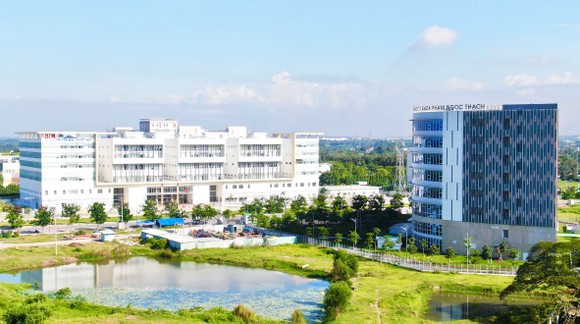 Bệnh viện Truyền máu Huyết học cơ sở 2 (trái) và Trường Đại học Y khoa Phạm Ngọc Thạch (phải)  là những dự án của TPHCM được thực hiện từ nguồn vốn đầu tư công.  Ảnh: HOÀNG HÙNG