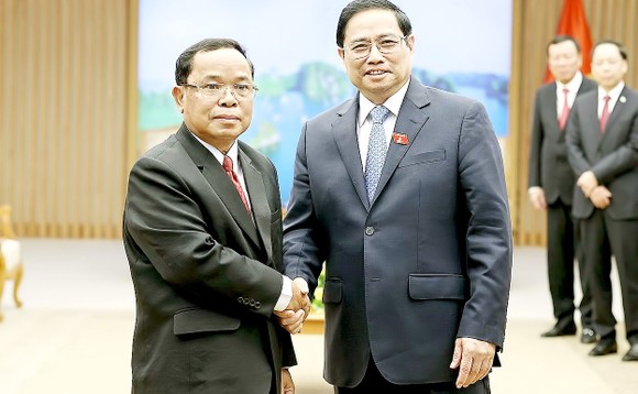 Thủ tướng Phạm Minh Chính tiếp  đồng chí Khamphan Phommathat. Ảnh: TTXVN