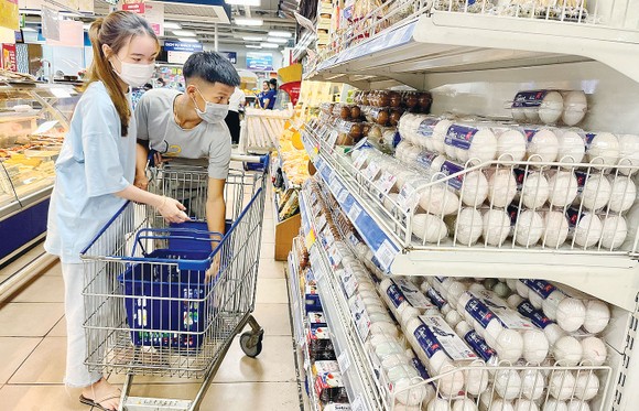 Người dân chọn mua trứng tại siêu thị Co.opmart  Nguyễn Kiệm (quận Phú Nhuận) chiều 13-6. Ảnh: THI HỒNG