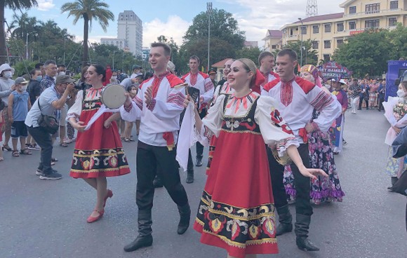 Festival Huế 2022: Tưng bừng lễ hội đường phố “Sắc màu văn hóa” ảnh 1