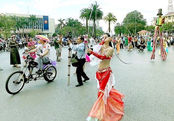 Festival Huế 2022: Tưng bừng lễ hội đường phố “Sắc màu văn hóa”