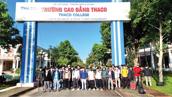 Các học viên huyện Tây Giang trong ngày đầu đến học tập tại Trường Cao đẳng Thaco
