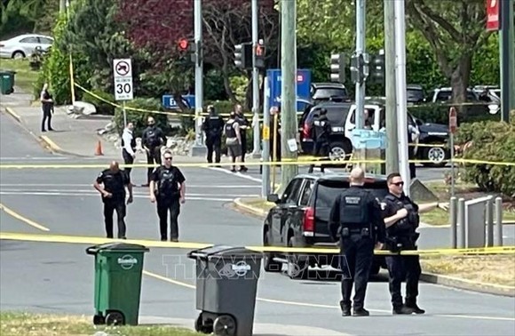 Cảnh sát phong tỏa hiện trường vụ cướp chi nhánh Ngân hàng Montreal ở Saanich. Ảnh: CBC/TTXVN