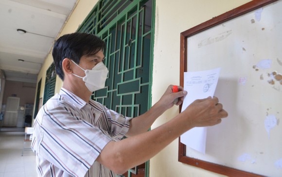 Dán nội quy thi trước phòng thi tại điểm thi Trường THCS Hồng Bàng, quận 5, TPHCM. Ảnh: CAO THĂNG