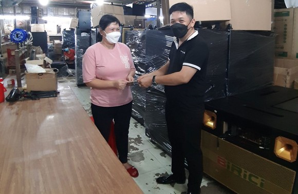 Lãnh đạo Công ty Nam Bang (quận Gò Vấp)  trao tiền hỗ trợ cho chị Trinh
