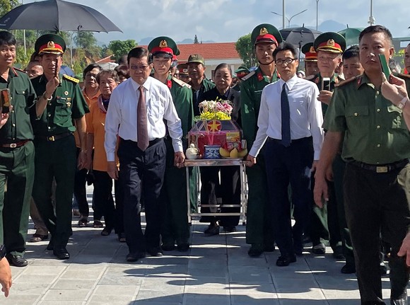 Nguyên Chủ tịch nước Trương Tấn Sang và Phó Thủ tướng Vũ Đức Đam tiễn liệt sĩ về an nghỉ tại Nghĩa trang liệt sĩ Vị Xuyên