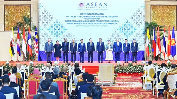 Thủ tướng Campuchia Hun Sen chụp ảnh lưu niệm với Tổng thư ký ASEAN và các ngoại trưởng ASEAN. Ảnh: TTXVN
