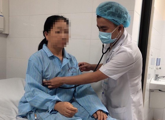 Một bệnh nhân bị sốt mò đang được bác sĩ thăm khám