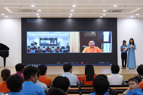 Chủ tịch HĐQT Tập đoàn FPT Trương Gia Bình trò chuyện trực tuyến cùng các em học sinh ở Hope School