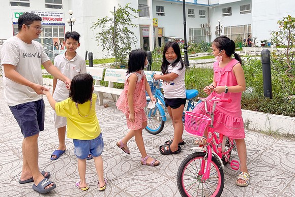 Trẻ em vui chơi tại sân chung cư 35 Hồ Học Lãm,  phường An Lạc, quận Bình Tân, TPHCM