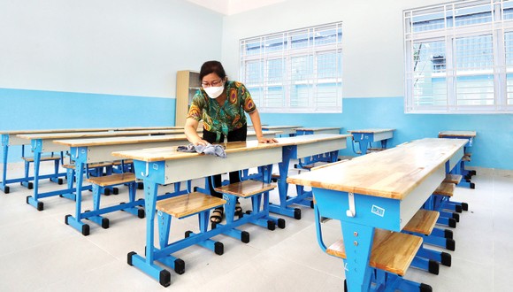 Nỗi lo bàn ghế đầu năm học mới ảnh 1