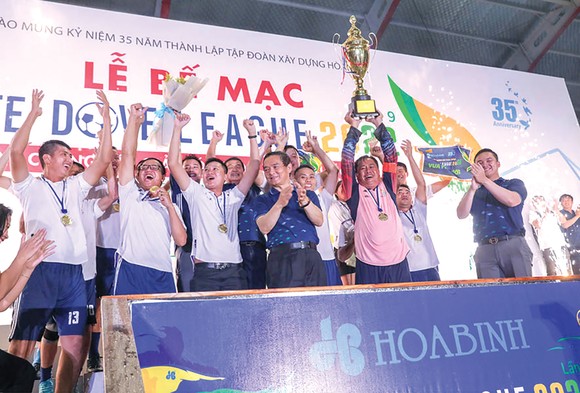 Ông Lê Viết Hải - Chủ tịch Tập đoàn Xây dựng Hòa Bình (thứ hai từ phải sang),  trao cúp Vô địch cho đội FC Hưng Phát 148 căn (Phú Quốc)