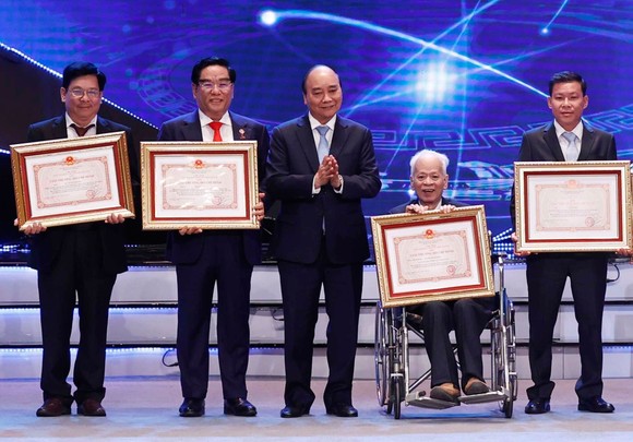 Chủ tịch nước Nguyễn Xuân Phúc trao Giải thưởng Hồ Chí Minh về Khoa học và Công nghệ cho tác giả, đại diện tác giả, đại diện đồng tác giả của 12 công trình, cụm công trình. Ảnh: TTXVN