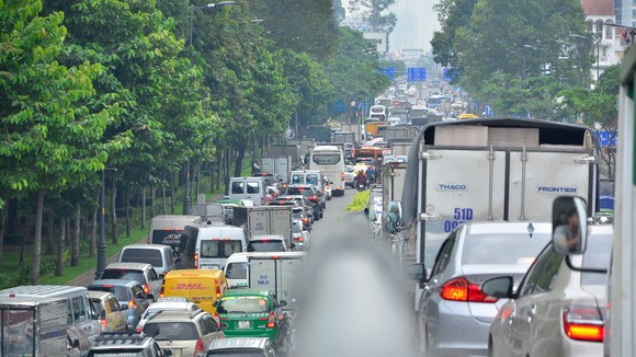 Kẹt xe kinh hoàng ở cửa ngõ sân bay Tân Sơn Nhất ảnh 1