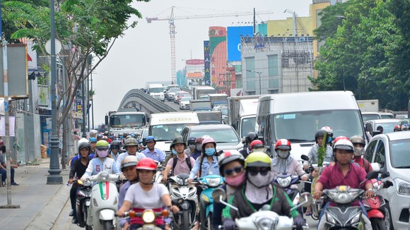 Kẹt xe kinh hoàng ở cửa ngõ sân bay Tân Sơn Nhất ảnh 16