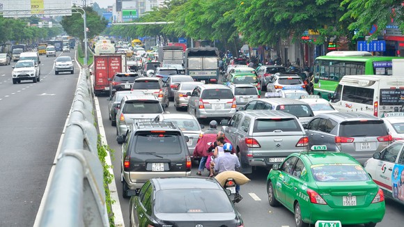 Kẹt xe kinh hoàng ở cửa ngõ sân bay Tân Sơn Nhất ảnh 7