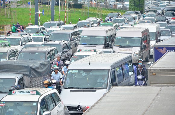 Kẹt xe kinh hoàng ở cửa ngõ sân bay Tân Sơn Nhất ảnh 8