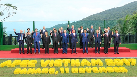 Các nhà Lãnh đạo kinh tế APEC chụp ảnh kỷ niệm chung