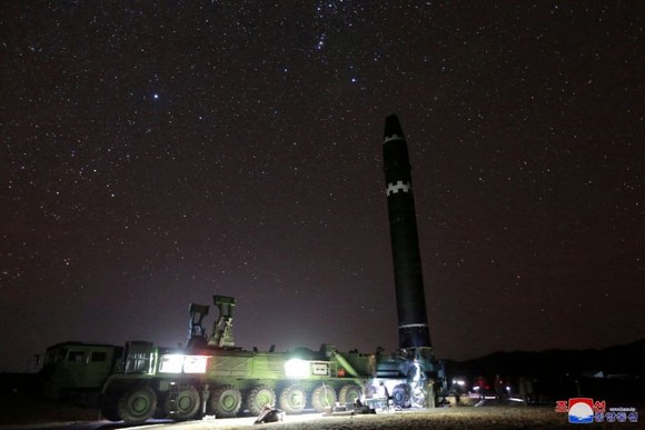 Vụ phóng tên lửa của Triều Tiên: Triều Tiên công bố hình ảnh tên lửa Hwasong-15 ảnh 2