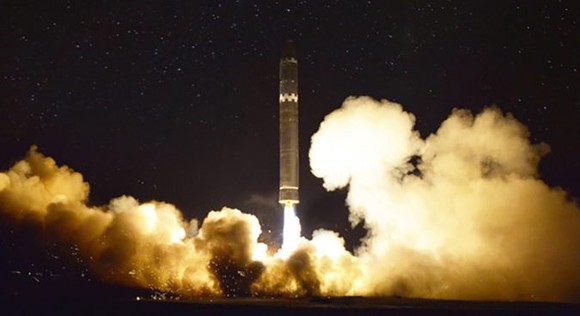 Vụ phóng tên lửa của Triều Tiên: Triều Tiên công bố hình ảnh tên lửa Hwasong-15 ảnh 1