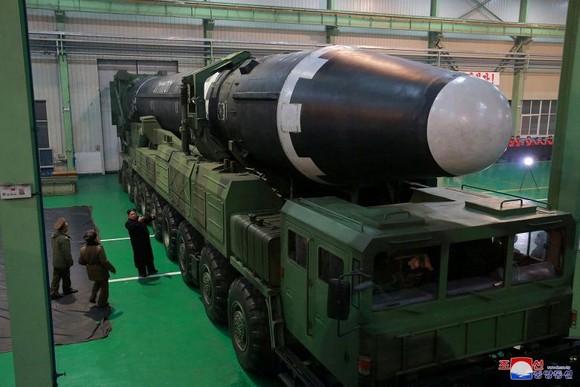 Vụ phóng tên lửa của Triều Tiên: Triều Tiên công bố hình ảnh tên lửa Hwasong-15 ảnh 3