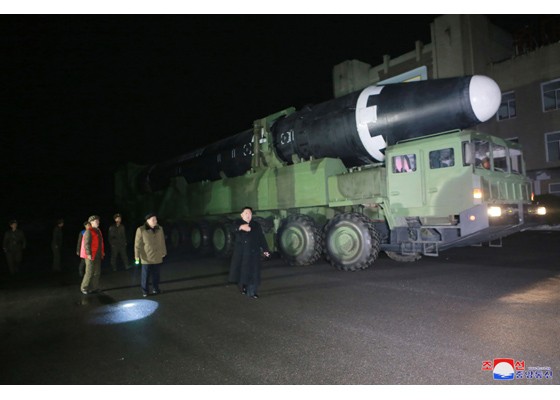 Vụ phóng tên lửa của Triều Tiên: Triều Tiên công bố hình ảnh tên lửa Hwasong-15 ảnh 8