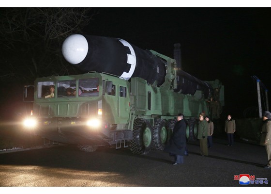 Vụ phóng tên lửa của Triều Tiên: Triều Tiên công bố hình ảnh tên lửa Hwasong-15 ảnh 7