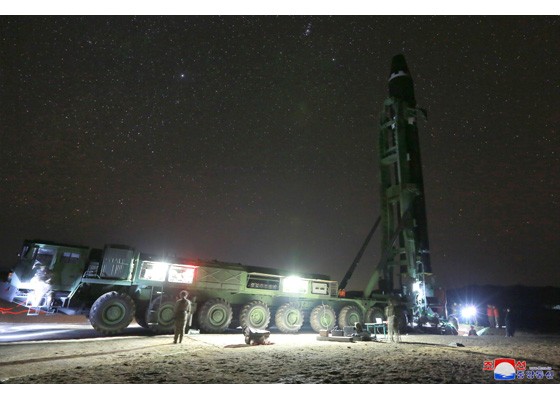 Vụ phóng tên lửa của Triều Tiên: Triều Tiên công bố hình ảnh tên lửa Hwasong-15 ảnh 11