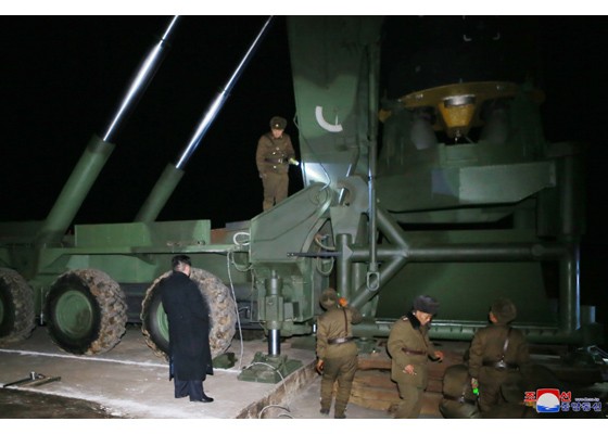 Vụ phóng tên lửa của Triều Tiên: Triều Tiên công bố hình ảnh tên lửa Hwasong-15 ảnh 10