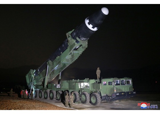 Vụ phóng tên lửa của Triều Tiên: Triều Tiên công bố hình ảnh tên lửa Hwasong-15 ảnh 9