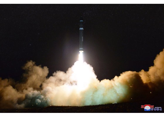 Vụ phóng tên lửa của Triều Tiên: Triều Tiên công bố hình ảnh tên lửa Hwasong-15 ảnh 13