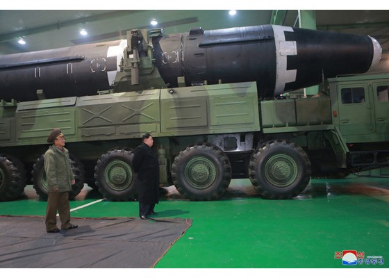 Vụ phóng tên lửa của Triều Tiên: Triều Tiên công bố hình ảnh tên lửa Hwasong-15 ảnh 5