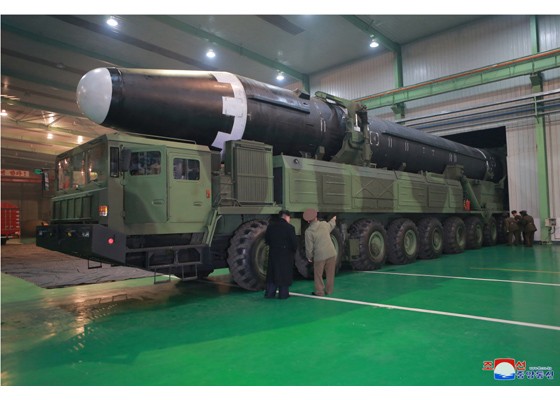 Vụ phóng tên lửa của Triều Tiên: Triều Tiên công bố hình ảnh tên lửa Hwasong-15 ảnh 6