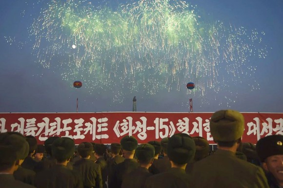 Vụ phóng tên lửa của Triều Tiên: Dân chúng Triều Tiên tuần hành mừng sự kiện "hoàn thiện kho vũ khí hạt nhân" ảnh 2